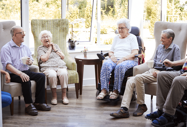 Ancianos felices en una residencia
