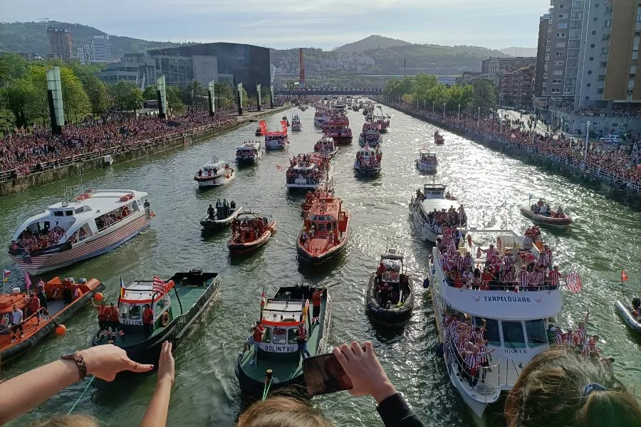 La gabarra al paso por el puente de deusto